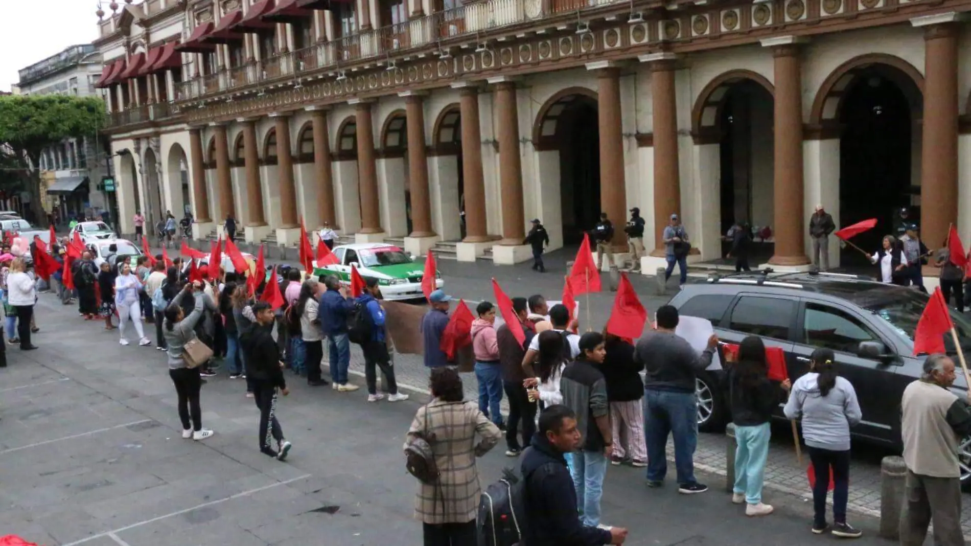 Movimiento Antorchista protesta en plaza Lerdo de Xalapa